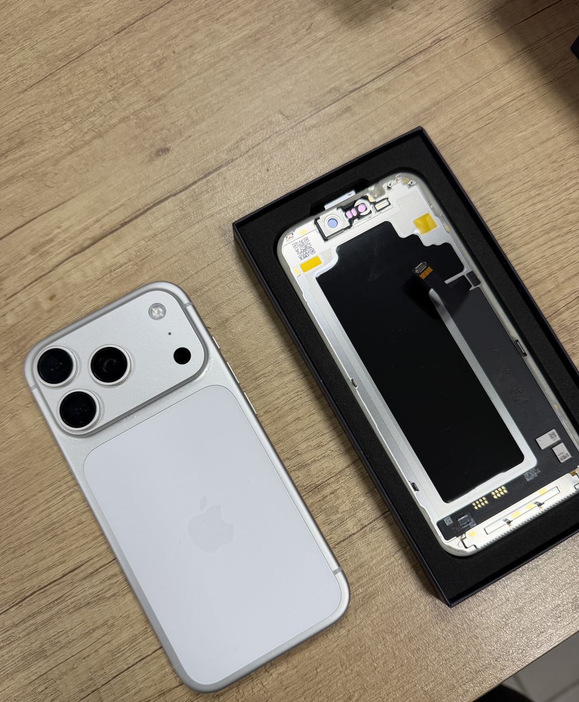 Scocca Natural Titanium e modulo OLED ad alta precisione