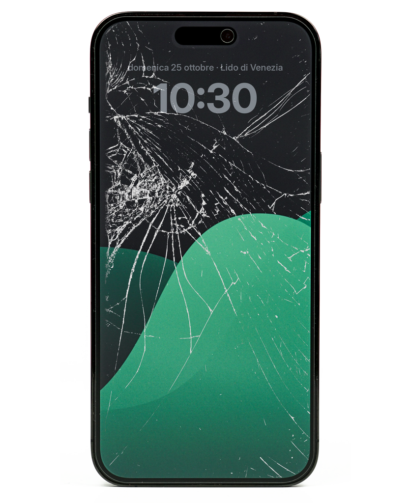 iPhone 17 Pro Max con vetro rotto prima della riparazione al Lido di Venezia