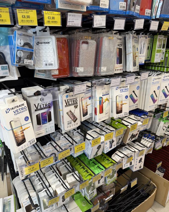 Parete di accessori per smartphone con i cartellini dei prezzi